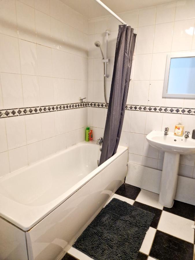 Spacious Apartment For Holiday And Contractor Groups In Salford - Private Parking - By Nmb Serviced Accommodation Manchester Buitenkant foto