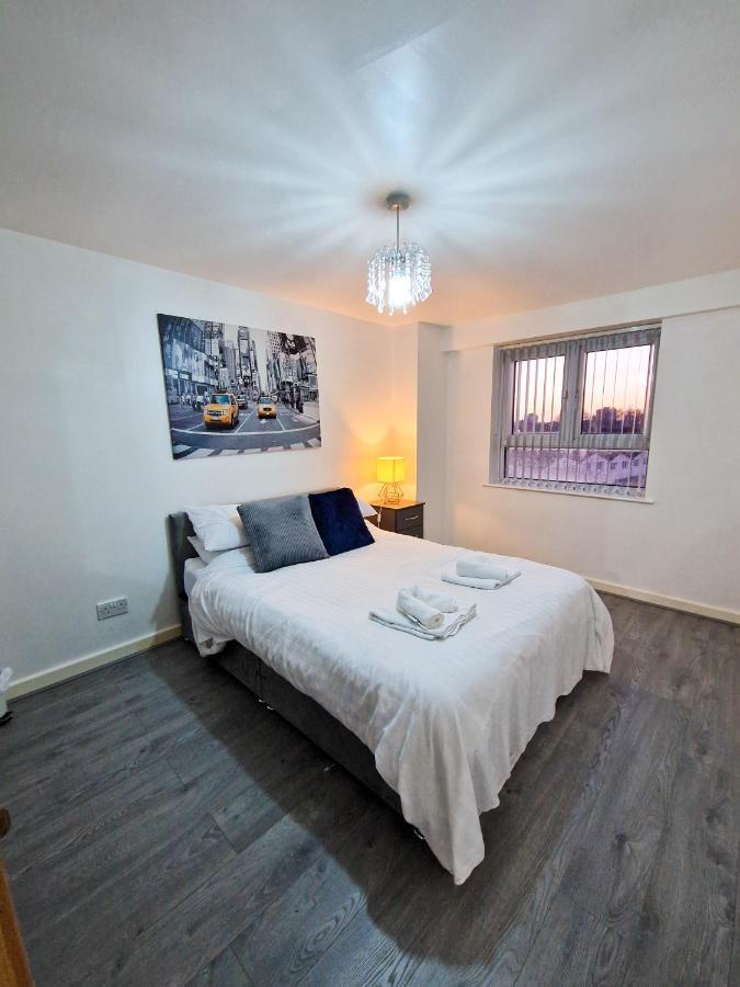Spacious Apartment For Holiday And Contractor Groups In Salford - Private Parking - By Nmb Serviced Accommodation Manchester Buitenkant foto