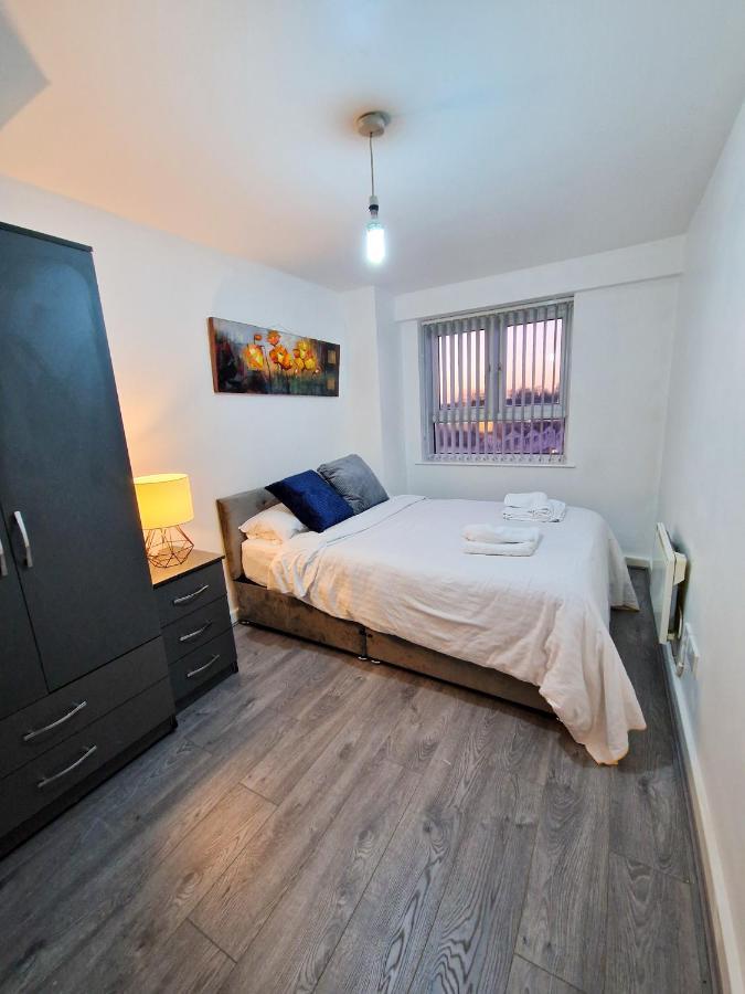 Spacious Apartment For Holiday And Contractor Groups In Salford - Private Parking - By Nmb Serviced Accommodation Manchester Buitenkant foto