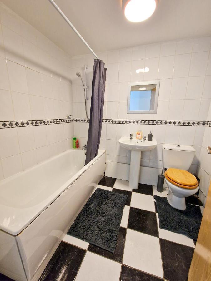 Spacious Apartment For Holiday And Contractor Groups In Salford - Private Parking - By Nmb Serviced Accommodation Manchester Buitenkant foto