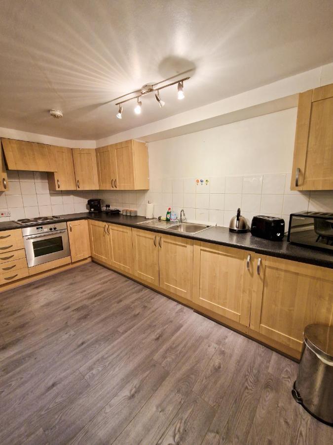 Spacious Apartment For Holiday And Contractor Groups In Salford - Private Parking - By Nmb Serviced Accommodation Manchester Buitenkant foto